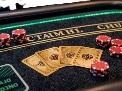 Live Baccarat Tisch mit goldenen Karten und roten Chips im Pop-Art-Stil